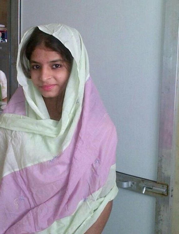 Slim Desi Muslim Girl Self Made Nude Photos (10).jpg