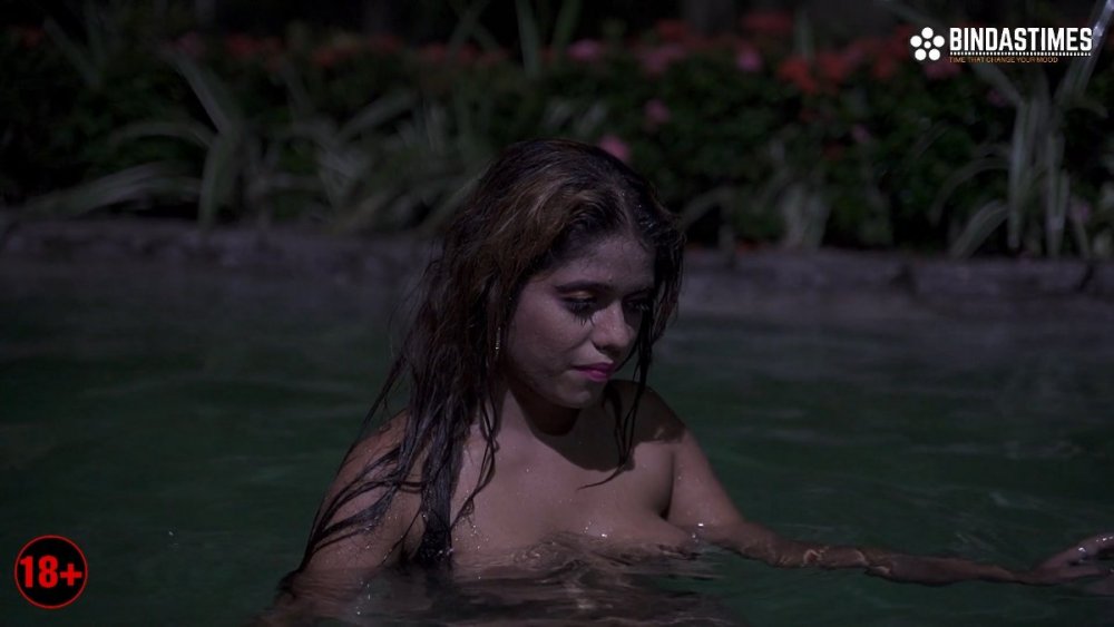 Pool Fashion.mp4_snapshot_10.14_[2021.04.15_18.41.39].jpg