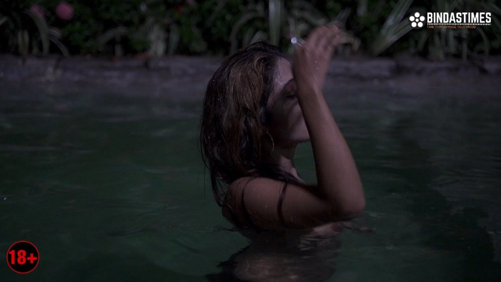 Pool Fashion.mp4_snapshot_09.22_[2021.04.15_18.41.29].jpg