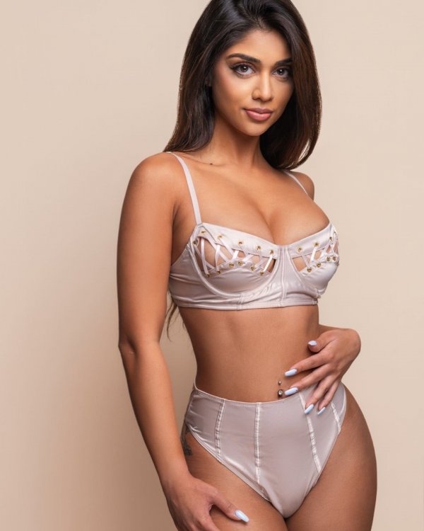 priyankaares_267865225_648659546492930_1622710091056524736_n.thumb.jpg.456914142d79757b39f74023b7b9a1b1.jpg