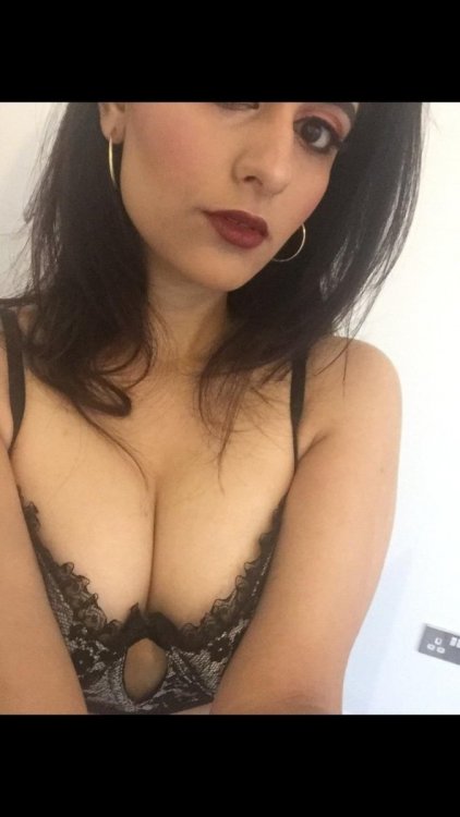 Busty NRI Girl Leaked Pic 29.jpg